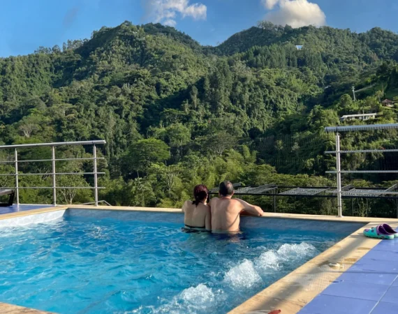 pareja_piscina_shambhala