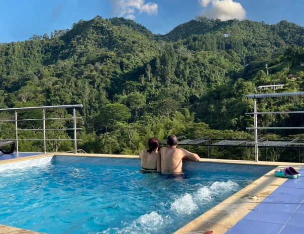 pareja_piscina_shambhala