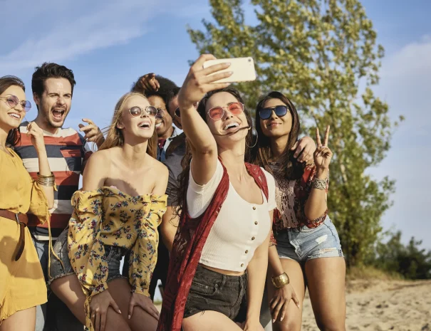 shambhala_jovenes_sonrientes_tomando_selfie_2