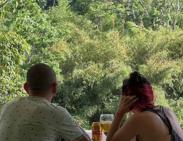 shambhala_pareja_contemplando_el_paisaje