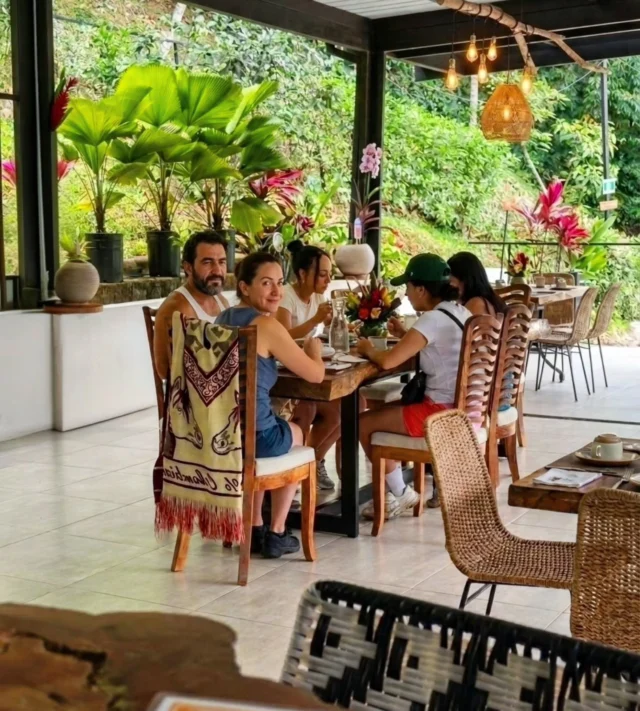 Tan pronto entras a @shambhala_ecohotel_boutique, te transportas instantáneamente a un mundo de relajación y deleite culinario. Una vibra relajada con un encanto de ambiente familiar.
Ven @shambhala_ecohotel_boutique
Reservas:+57 310 7367266
Booking: Shambhala ECOHOTEL boutique
www.shambhalaecohotel.com