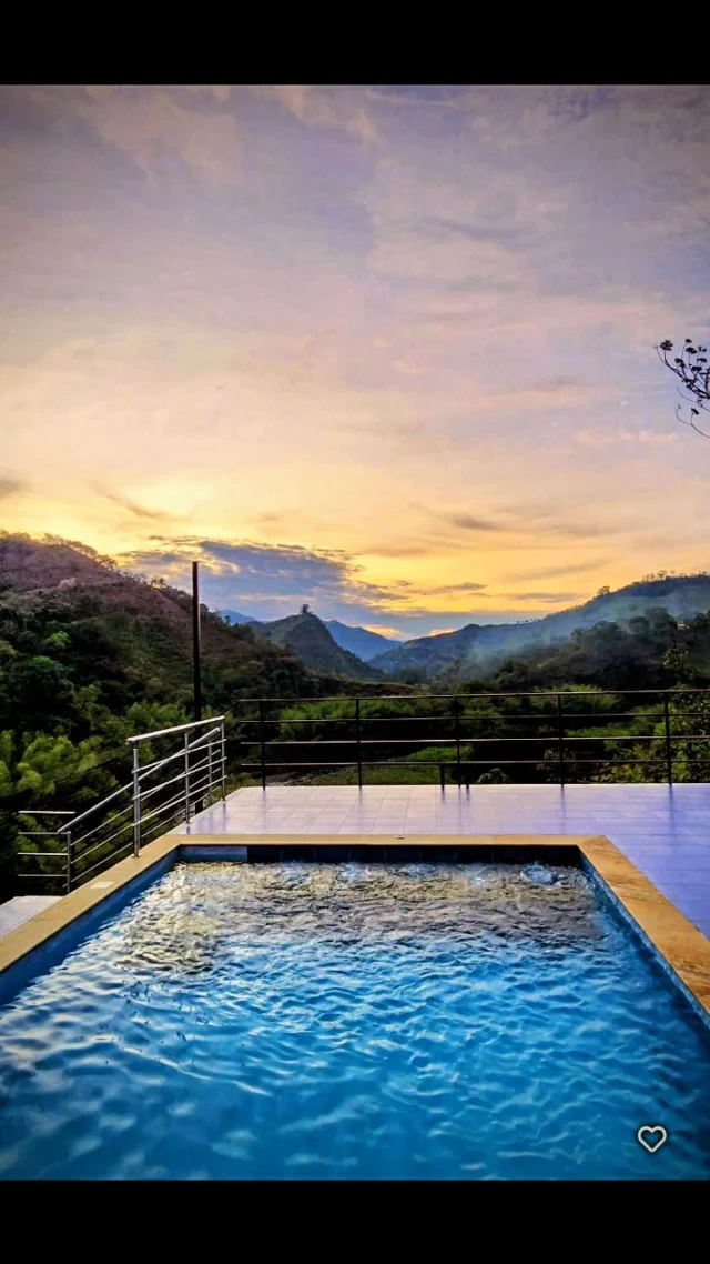 Llega el atardecer y con el más tranquilidad a la vista. Vive la experiencia de descanso en  @shambhala_ecohotel_boutique relájate y disfruta del descanso.