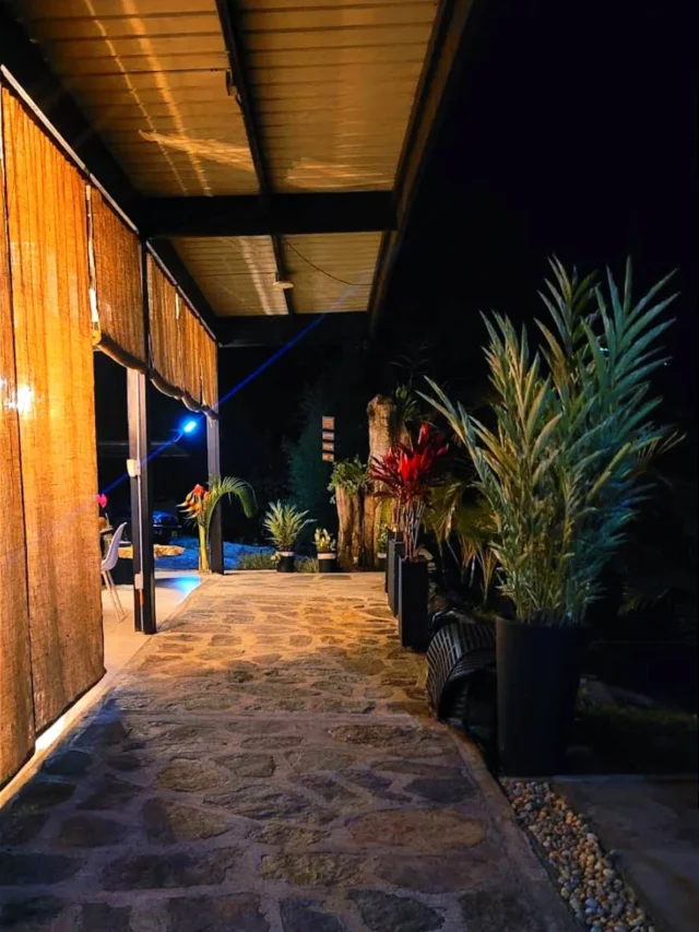 ​En @shambhala_ecohotel_boutique, la arquitectura se mezcla de forma orgánica con la  belleza indómita de la naturaleza. Es un espacio de retiro y reflexión, diseñado para alimentar y sanar tanto tu cuerpo como la mente.