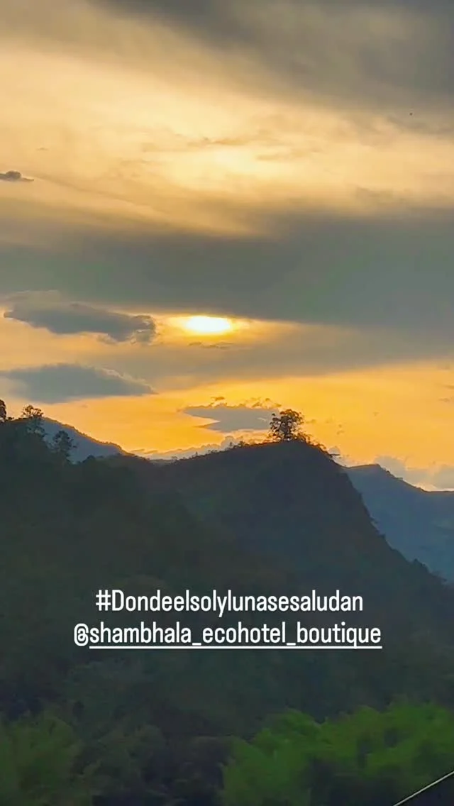 Alguna vez ha visto el momento exacto en que el día y la noche se abrazan?​En @shambhala_ecohotel_boutique el sol y la luna se saludan para darle la bienvenida a un refugio único en La Vega. Un espacio diseñado para desconectarse del ruido y reconectar con la naturaleza, donde el lujo boutique y la sostenibilidad se encuentran.​Deje que la magia del amanecer y la serenidad de la noche transformen su descanso.@shambhala_ecohotel_boutique.Reservas:+57 310 7367266
Booking: Shambhala ECOHOTEL boutique
www.shambhalaecohotel.com​📍 La Vega, Cundinamarca.