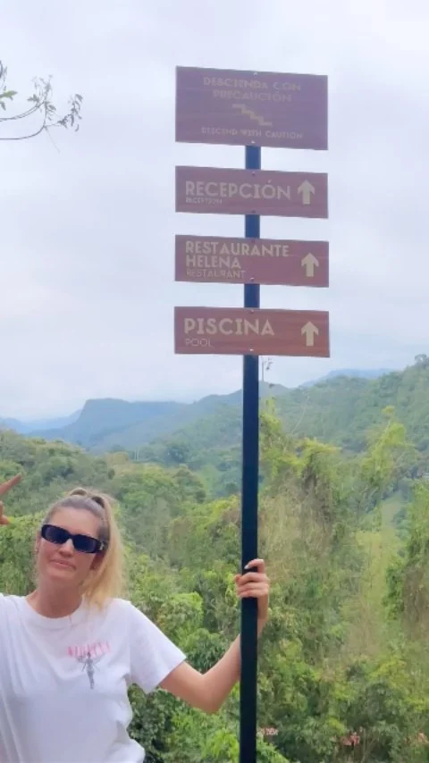 El ambiente de @shambhala_ecohotel_boutique  es una sinfonía de naturaleza y diseño..Un lugar encantador para ti y los tuyos. Vive una experiencia inolvidable con nosotros!
Reserva con nosotros para que disfrutes  la verdadera  esencia de la tranquilad.
@shambhala_ecohotel_boutique