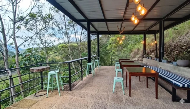 Relajate en la serenidad de nuestro refugio donde te encuentras con la exuberante belleza de la naturaleza.