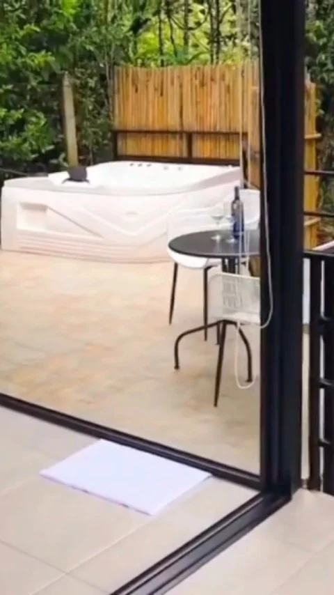 Escapa. A nuestra suite Chicala, donde podrás descansar en una lujosa mezcla de naturales y modernidad. Serena vistas en medio del bosque nativo, un jacuzzi privado en la terraza y comodidades cuidadas para ustedes. Vivir una verdadera  experiencia de descanso.
Ven haz tu reserva con nosotros
@shambhala_ecohotel_boutique
Reservas:+57 310 7367266
Booking: Shambhala ECOHOTEL boutique
www.shambhalaecohotel.com